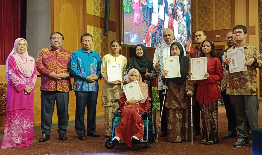 霹行政议员:学校收捐款 须根据教部指南行事