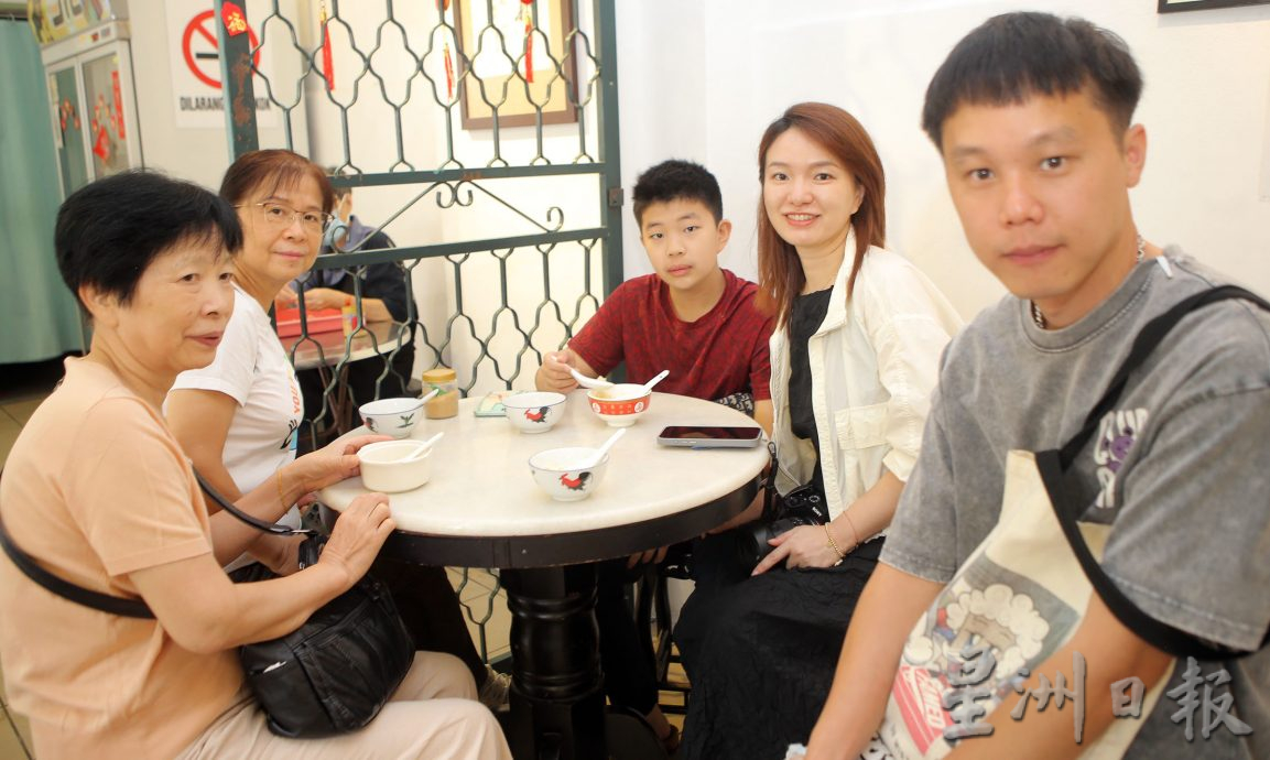 霹:封面主文/免签证措施刺激怡保餐饮业 中国游客激增