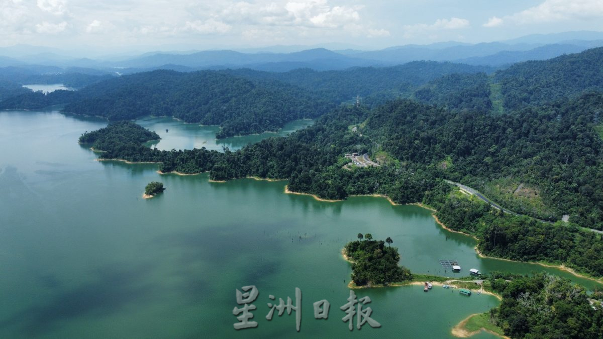 霹:封面主文/霹越来越受到游客青睐,游客人数飞速增长