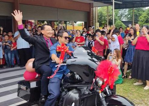 霹:已签/学子双版头(左)/民万华小校长汤启发荣休