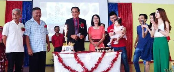 霹:已签/学子双版头(左)/民万华小校长汤启发荣休