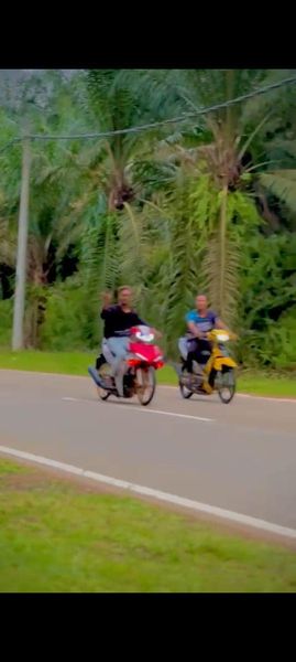 青年骑摩托公路玩命! 打巴警方取缔捕8人