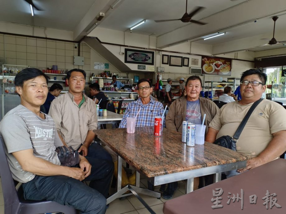 须一早排长龙登记 农民帮工延迟一小时开工