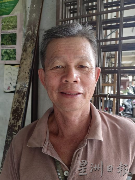 须一早排长龙登记 农民帮工延迟一小时开工