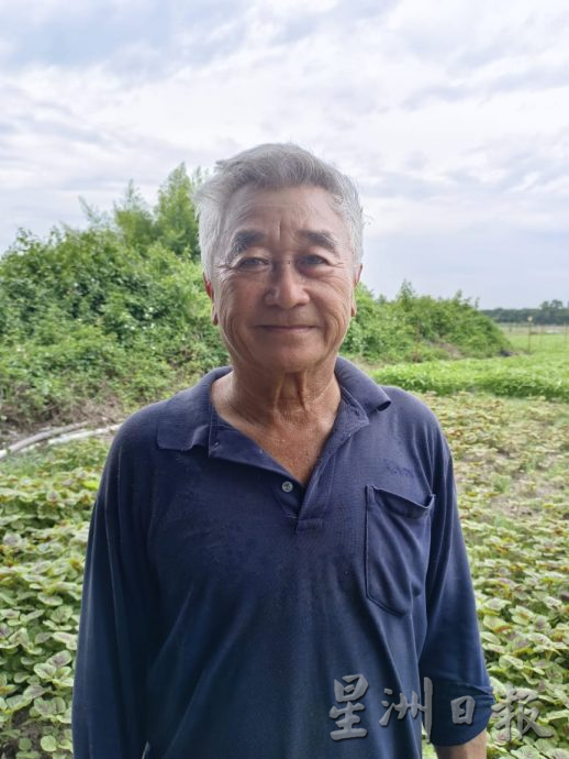 须一早排长龙登记 农民帮工延迟一小时开工