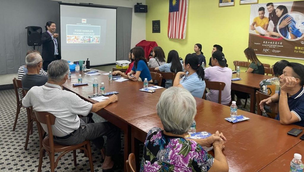 食品业者员工须守法免被罚 参加培训课程打伤寒疫苗