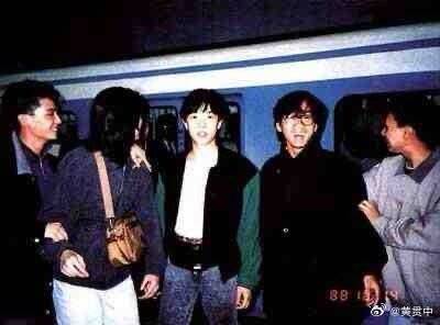 黄家驹逝世31年 ​黄贯中贴合照念故友