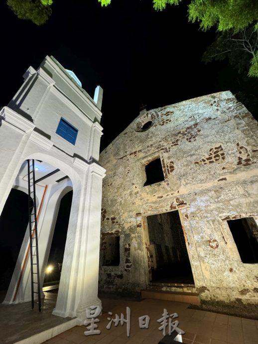 (古城封底主文)《用眼睛去旅游》:古城门及马六甲山之夜