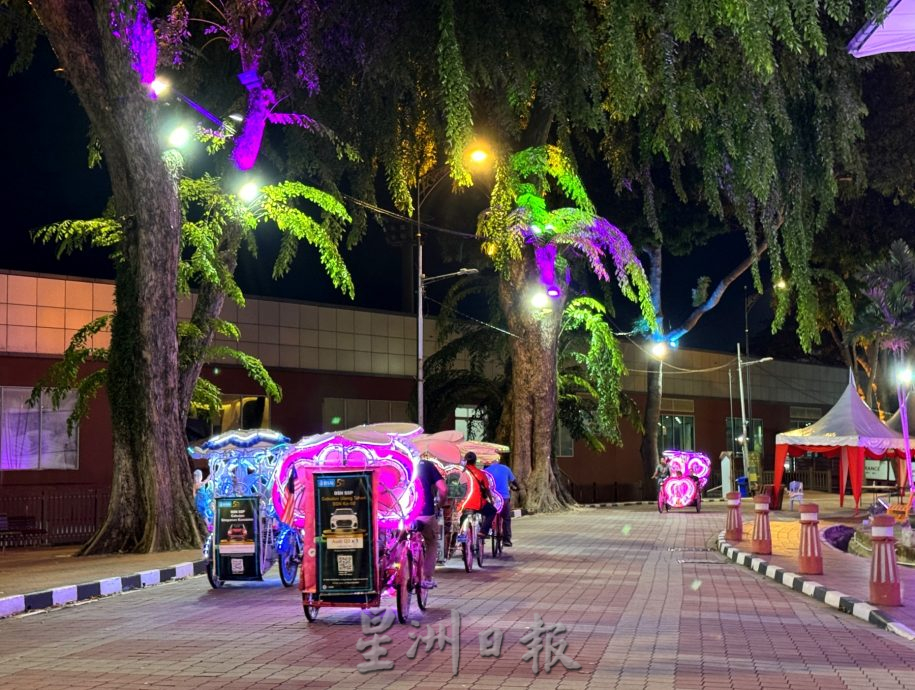 (古城封底主文)《用眼睛去旅游》:古城门及马六甲山之夜