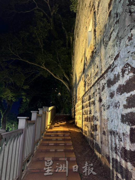 (古城封底主文)《用眼睛去旅游》:古城门及马六甲山之夜