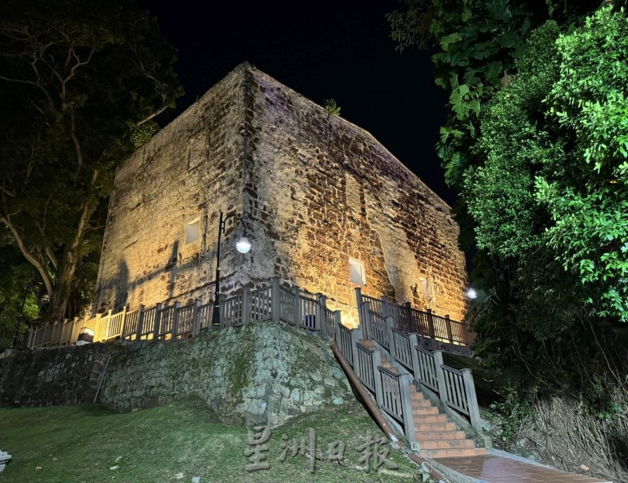（古城封底主文）《用眼睛去旅游》：古城门及马六甲山之夜