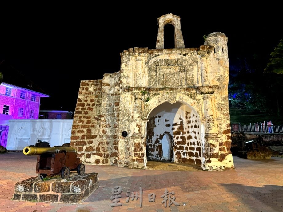 （古城封底主文）《用眼睛去旅游》：古城门及马六甲山之夜