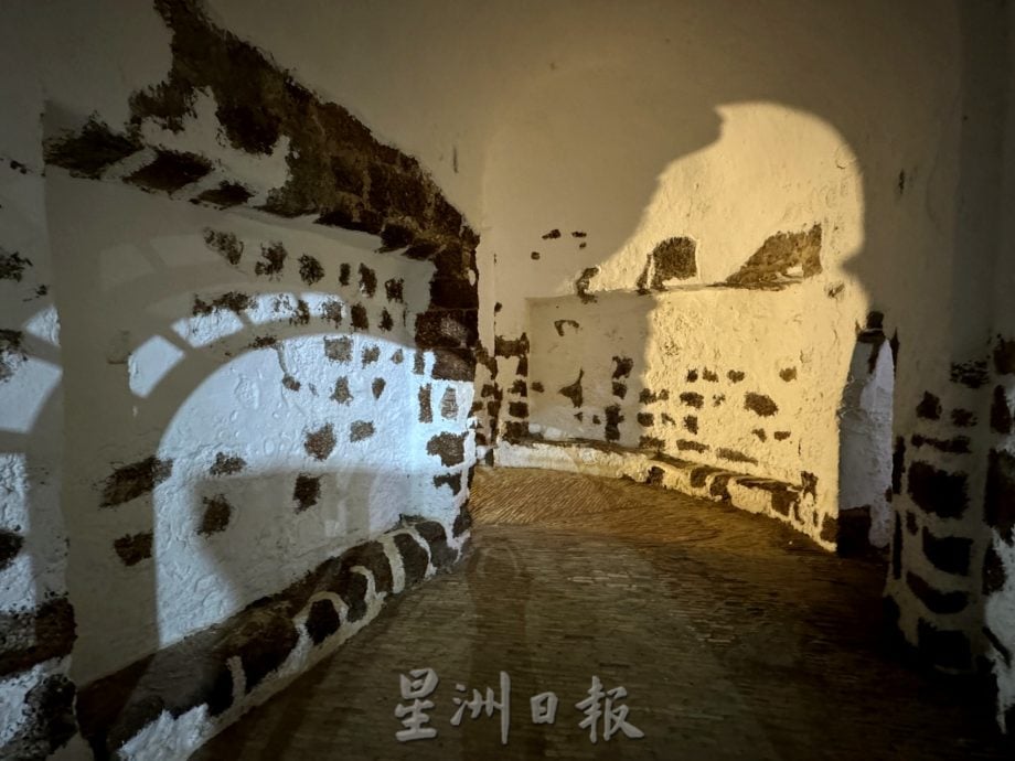 （古城封底主文）《用眼睛去旅游》：古城门及马六甲山之夜