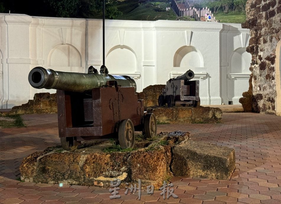（古城封底主文）《用眼睛去旅游》：古城门及马六甲山之夜