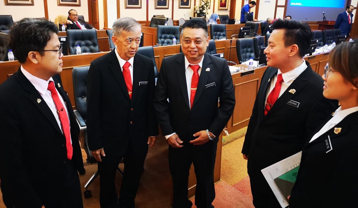 (古城封面主文)市厅将拟定新指南 所有食肆禁止宠物进入