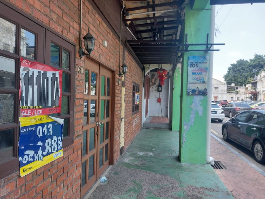 (古城封面主文)板底街不少老店铺出租,街道出现新元素