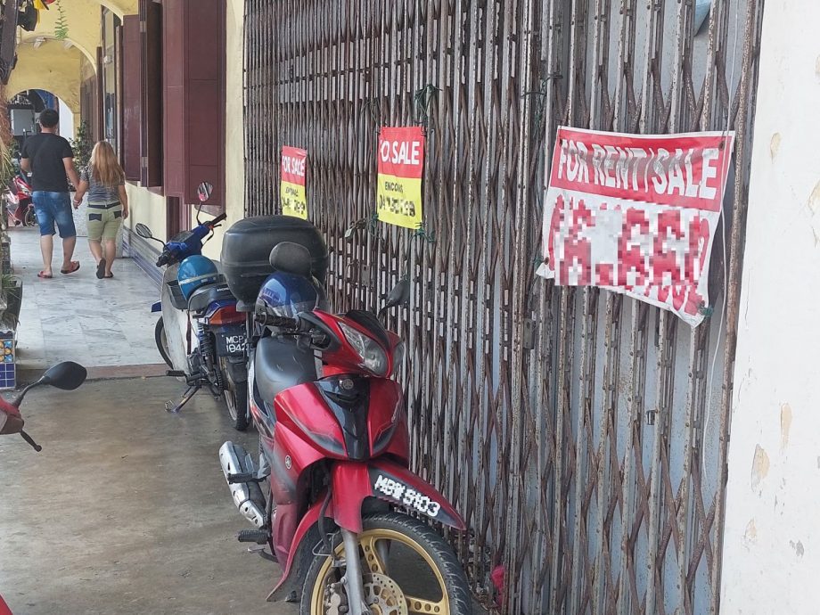 (古城封面主文)板底街不少老店铺出租,街道出现新元素