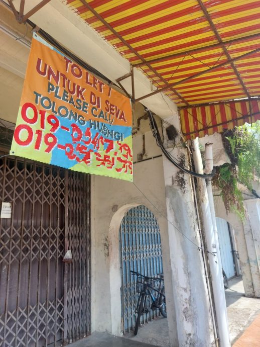 (古城封面主文)板底街不少老店铺出租,街道出现新元素