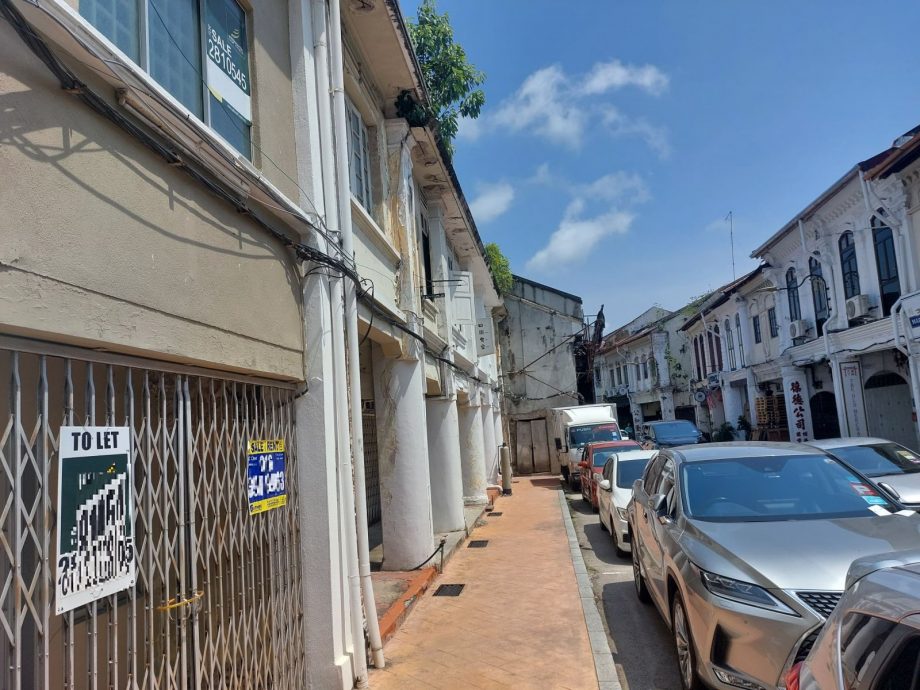 (古城封面主文)板底街不少老店铺出租,街道出现新元素