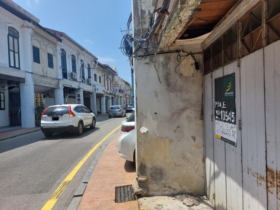 (古城封面主文)板底街不少老店铺出租,街道出现新元素