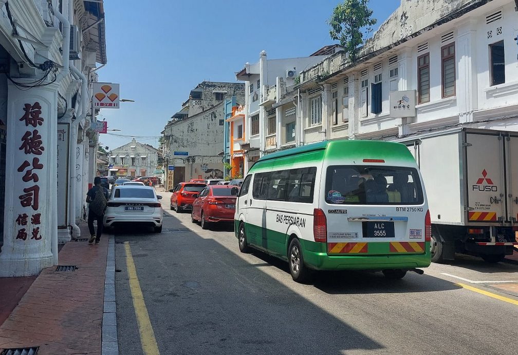 (古城封面主文)板底街不少老店铺出租,街道出现新元素