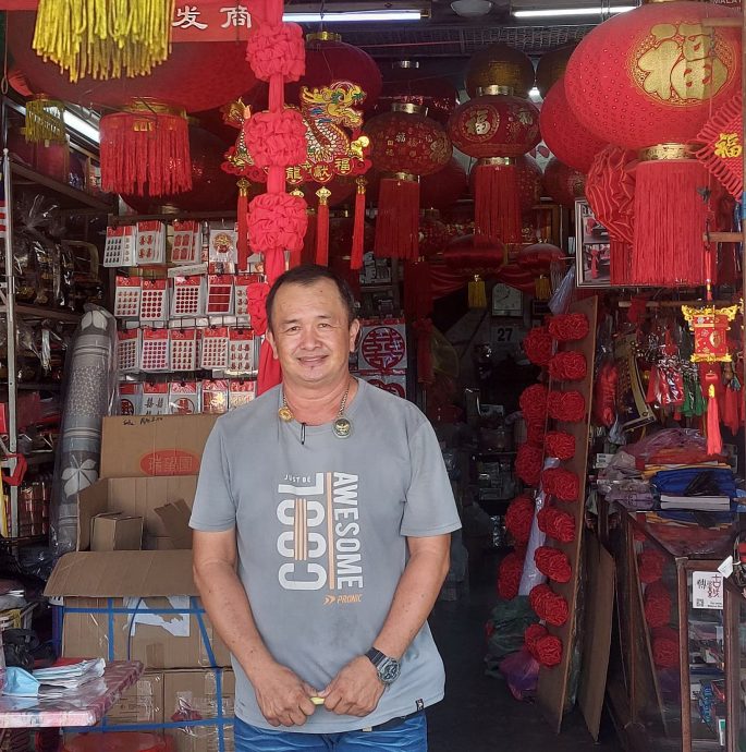 (古城封面主文)板底街不少老店铺出租,街道出现新元素