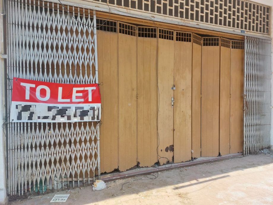 (古城封面主文)板底街不少老店铺出租,街道出现新元素