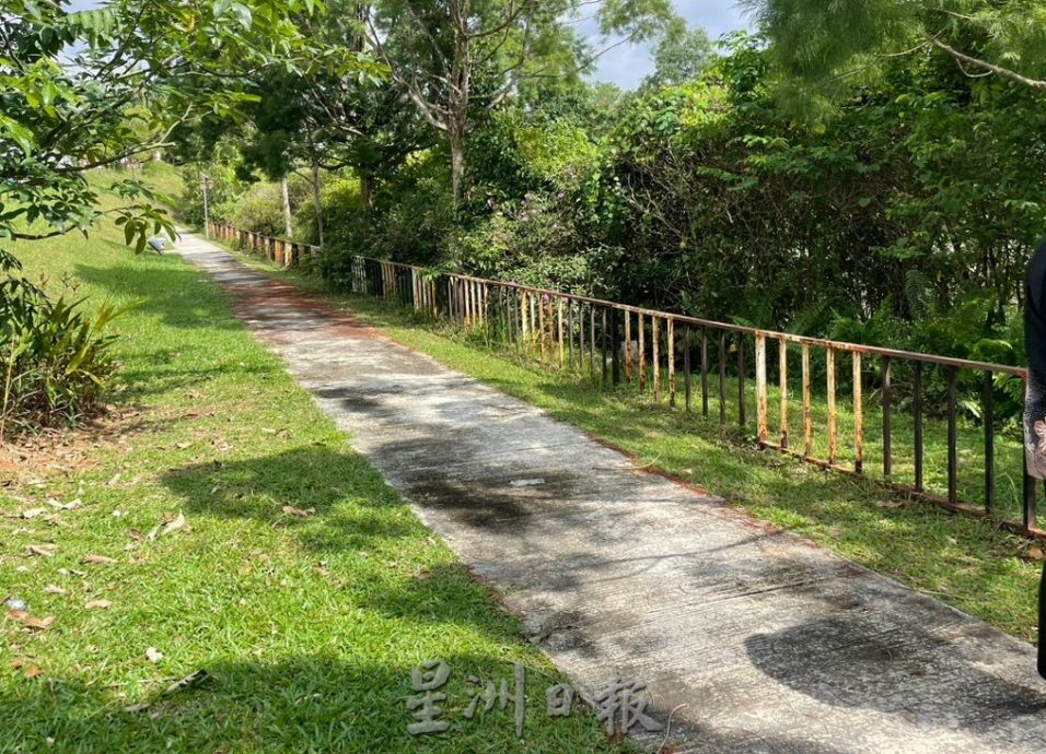 (古城封面副文)住宅花园围栏生锈断裂恐对居民安全构威胁