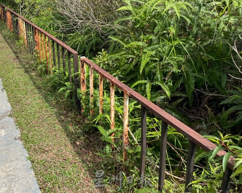 (古城封面副文)住宅花园围栏生锈断裂恐对居民安全构威胁