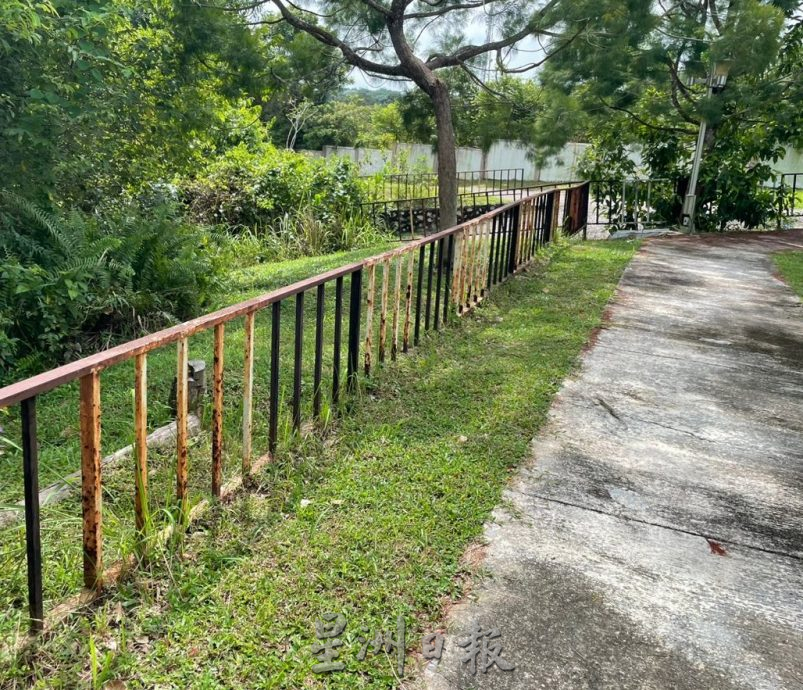 (古城封面副文)住宅花园围栏生锈断裂恐对居民安全构威胁