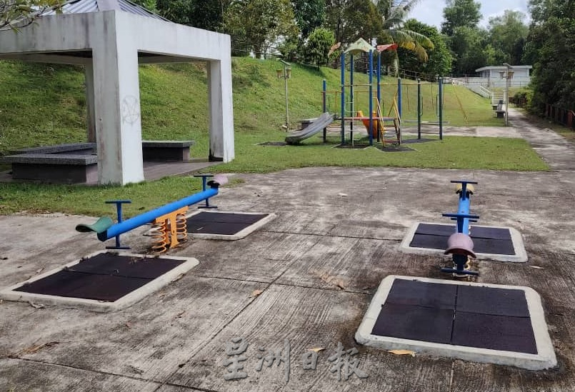 (古城封面副文)住宅花园围栏生锈断裂恐对居民安全构威胁