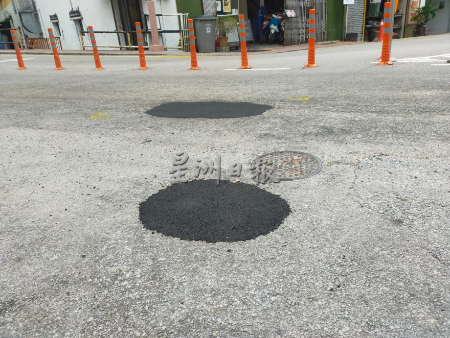 (古城封面副文)板底街路坑被铺平