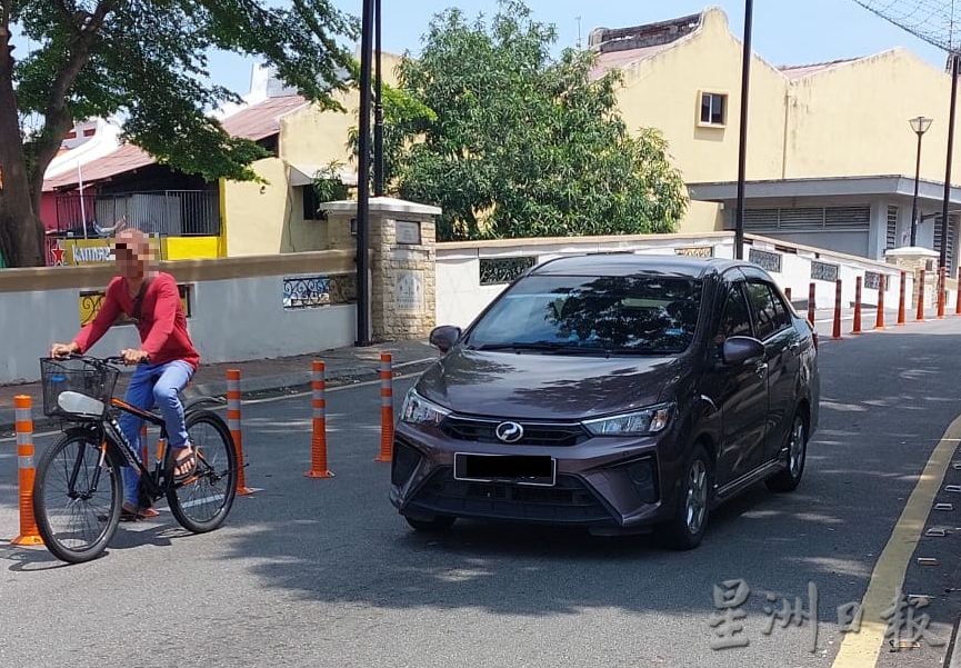 （古城封面副文）防撞杆被撞倒了