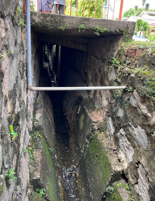 （古城版）爱极乐慕查化沙花园沟渠破损及路面下陷，居民盼提升沟渠消除安全隐患