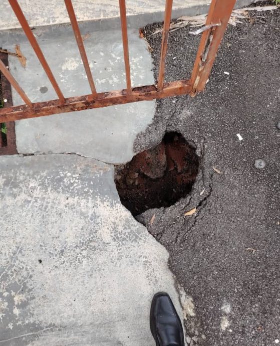 （古城版）爱极乐慕查化沙花园沟渠破损及路面下陷，居民盼提升沟渠消除安全隐患