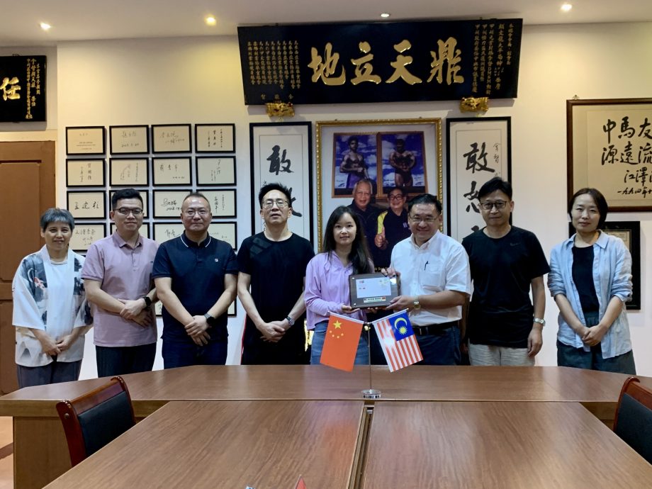 (古城版)颜天禄接见中国人民大学学院副书记杨澜洁