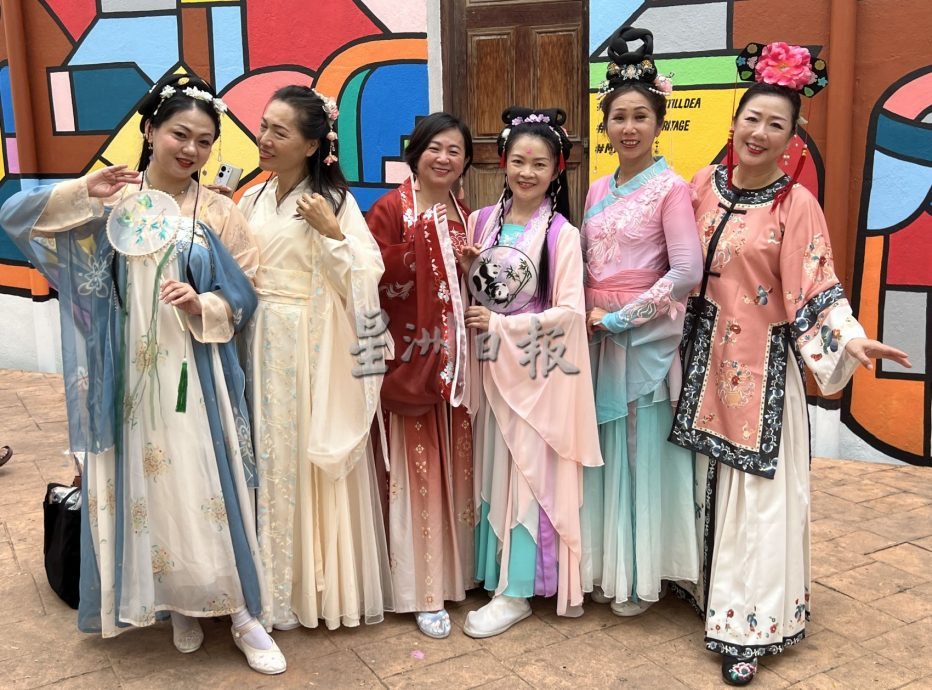 (古城第三版主文)古代女子穿越到丰兴巷·婉约动人婀娜多姿