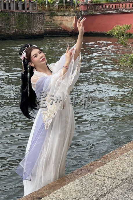 (古城第三版主文)古代女子穿越到丰兴巷·婉约动人婀娜多姿