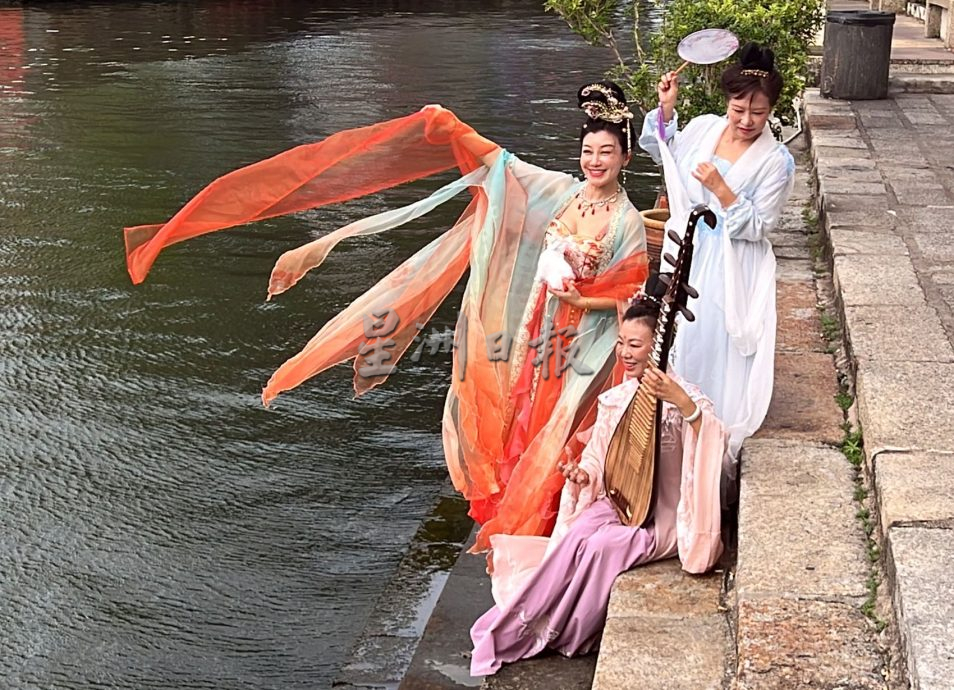 (古城第三版主文)古代女子穿越到丰兴巷·婉约动人婀娜多姿