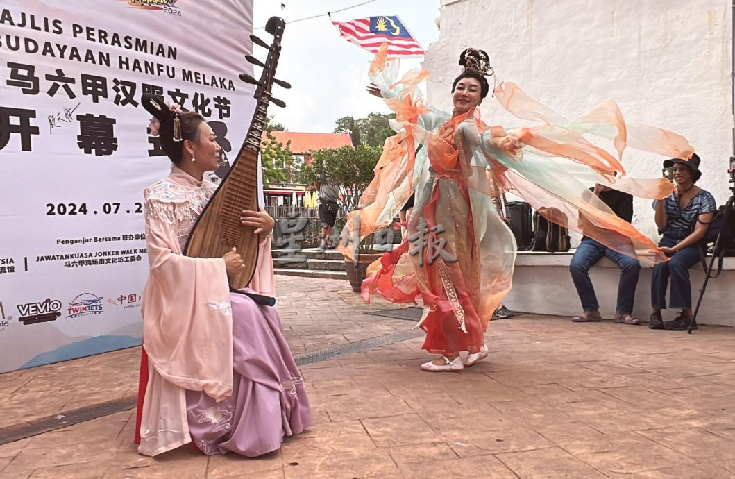 (古城第三版主文)古代女子穿越到丰兴巷·婉约动人婀娜多姿