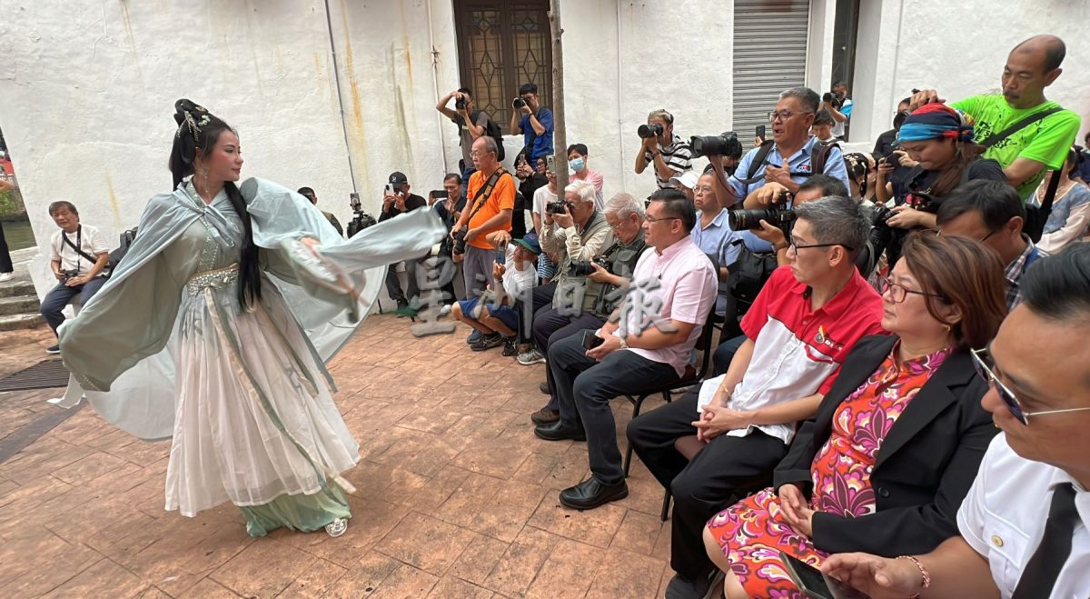 (古城第三版主文)古代女子穿越到丰兴巷·婉约动人婀娜多姿