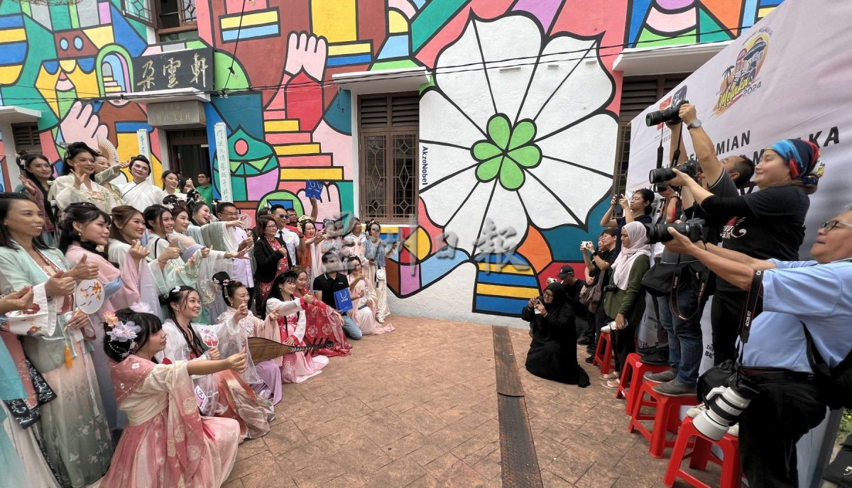 (古城第三版主文)古代女子穿越到丰兴巷·婉约动人婀娜多姿