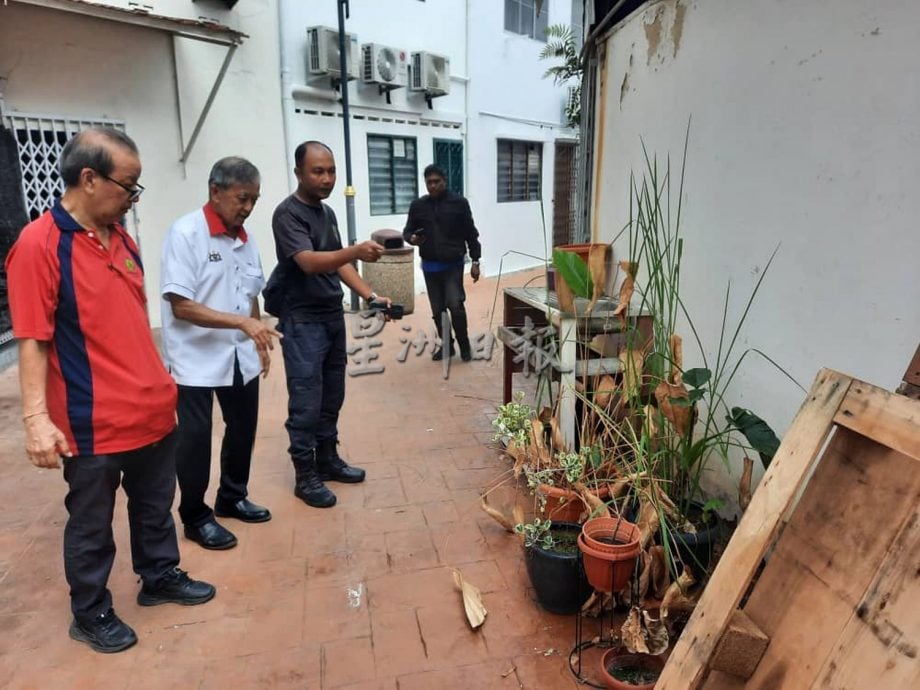 (古城第三版主文)杂物堆后巷,花盆内满是孑孓