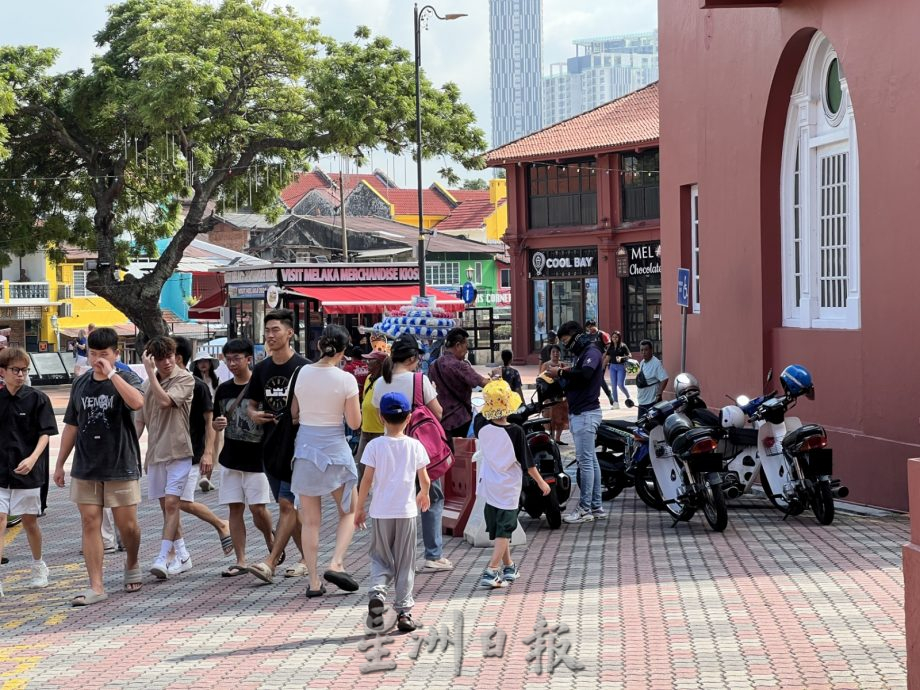 (古城第三版主文)游客不解:无车区为何处处是摩托车?