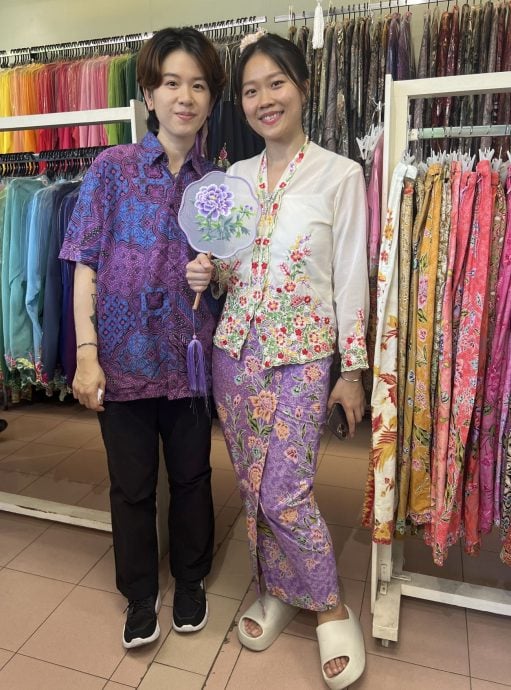 (古城第三版主文)游客爱穿娘惹装·推动娘惹服装文化及旅游