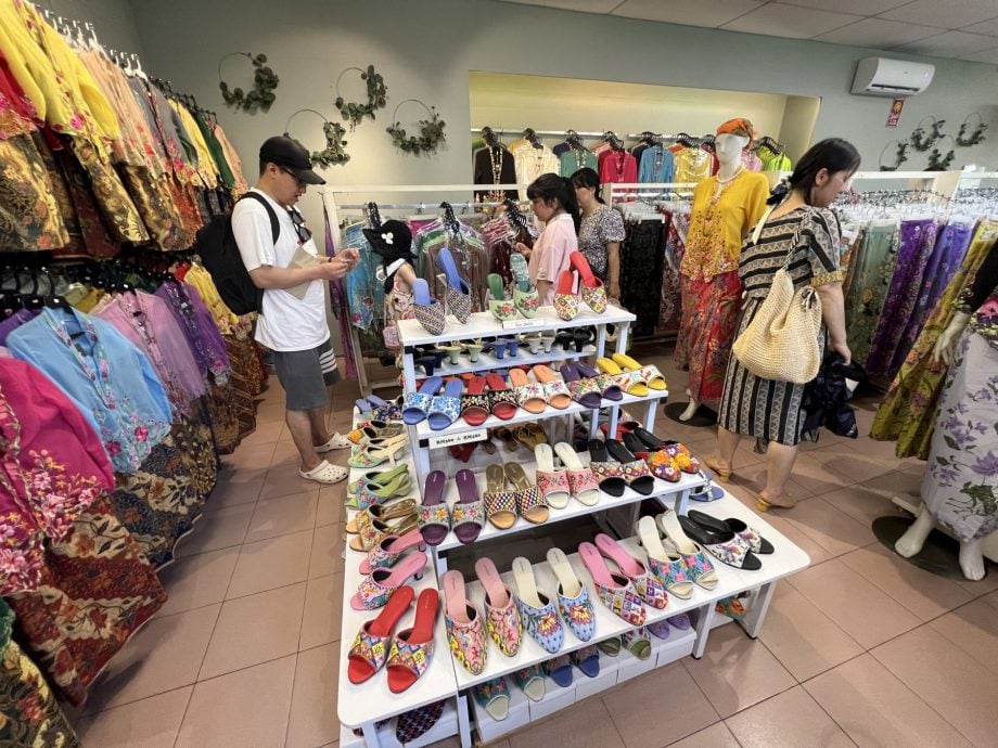 （古城第三版主文）游客爱穿娘惹装·推动娘惹服装文化及旅游