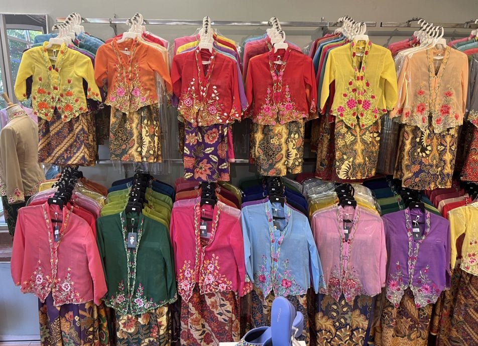 (古城第三版主文)游客爱穿娘惹装·推动娘惹服装文化及旅游