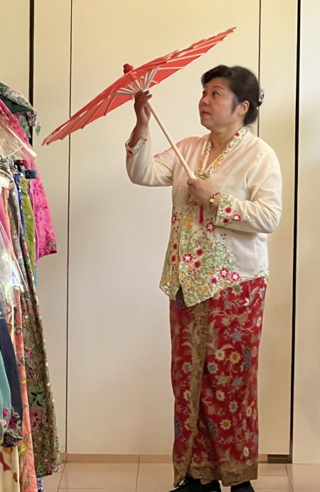 (古城第三版主文)游客爱穿娘惹装·推动娘惹服装文化及旅游