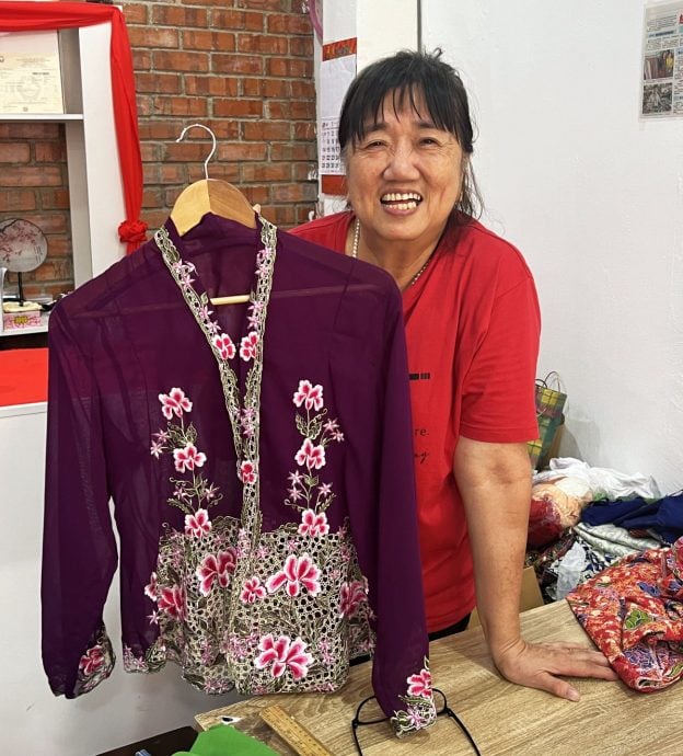 (古城第三版主文)游客爱穿娘惹装·推动娘惹服装文化及旅游