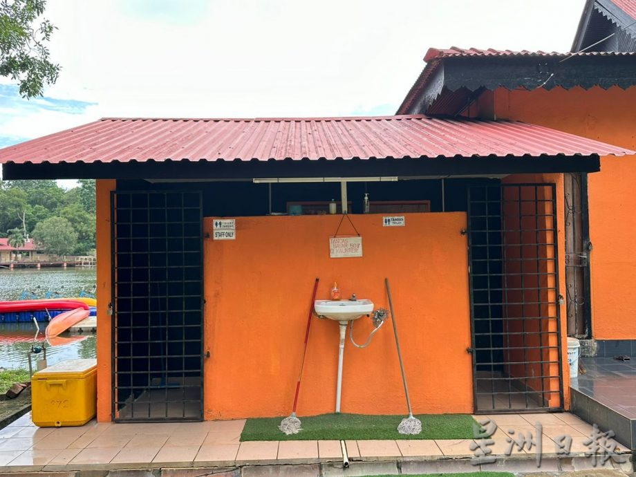 (古城第三版主文)爱极乐湖游乐设施损坏 公厕关闭维修逾3个月